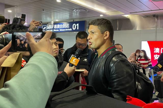 开云体育下载-艾克森抵达成都只差官宣 球迷接机齐喊“成都雄起”