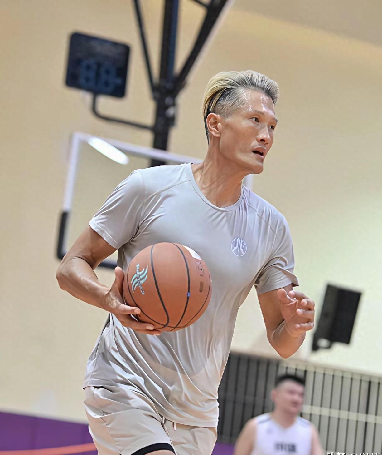 kaiyun-季乐：退役后竟然当交警，曾拿3次CBA总冠军，妻子是宏远啦啦队长